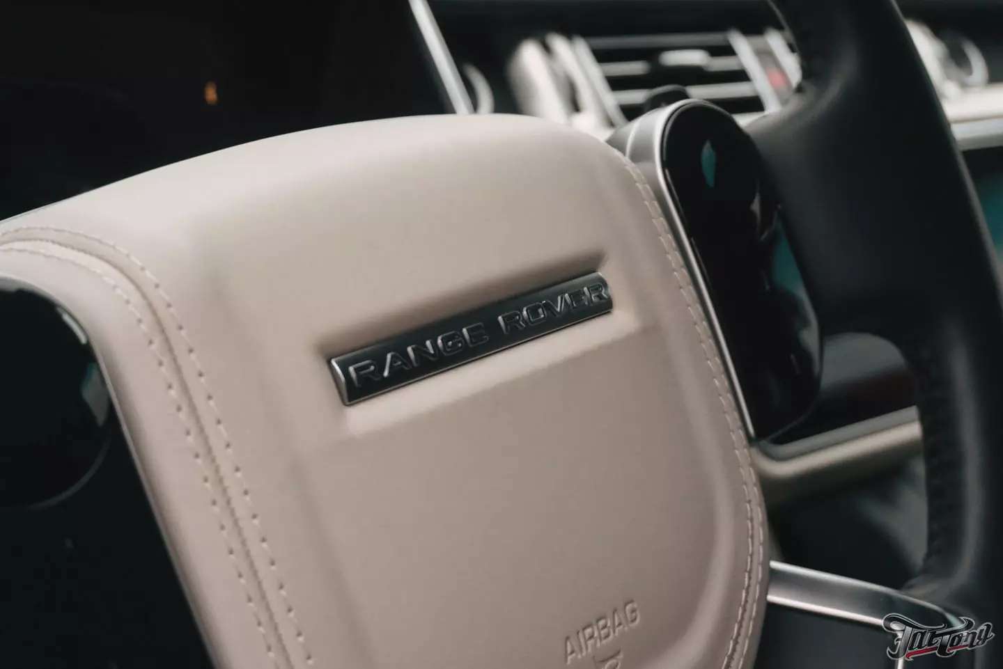 Химчистка и ремонт кожи в салоне Range Rover